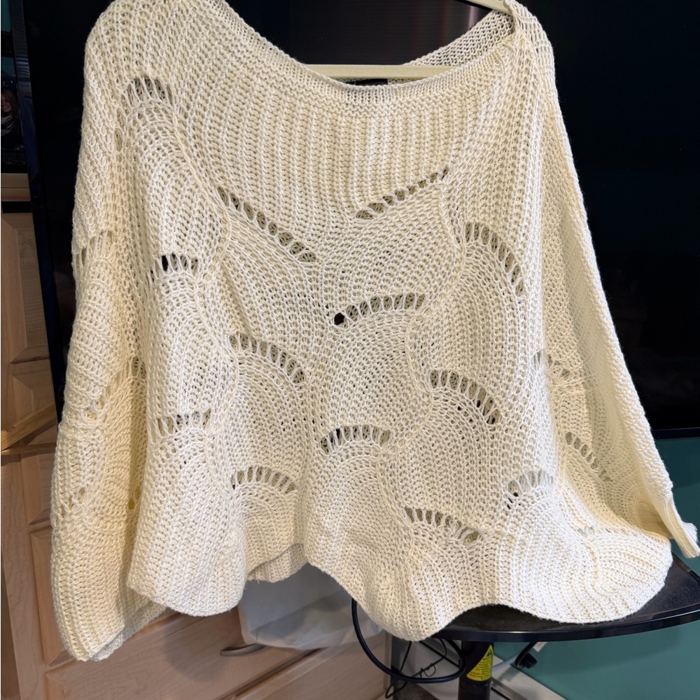 Women’s Cream Batwing sleeve Knit Sweater - Medium